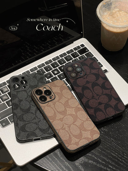 Kaffeebraune iPhone-Hülle mit feinem Kontrastmuster – Originalansicht 11