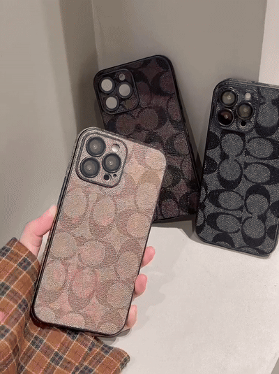 Kaffeebraune iPhone-Hülle mit feinem Kontrastmuster – Originalansicht 7