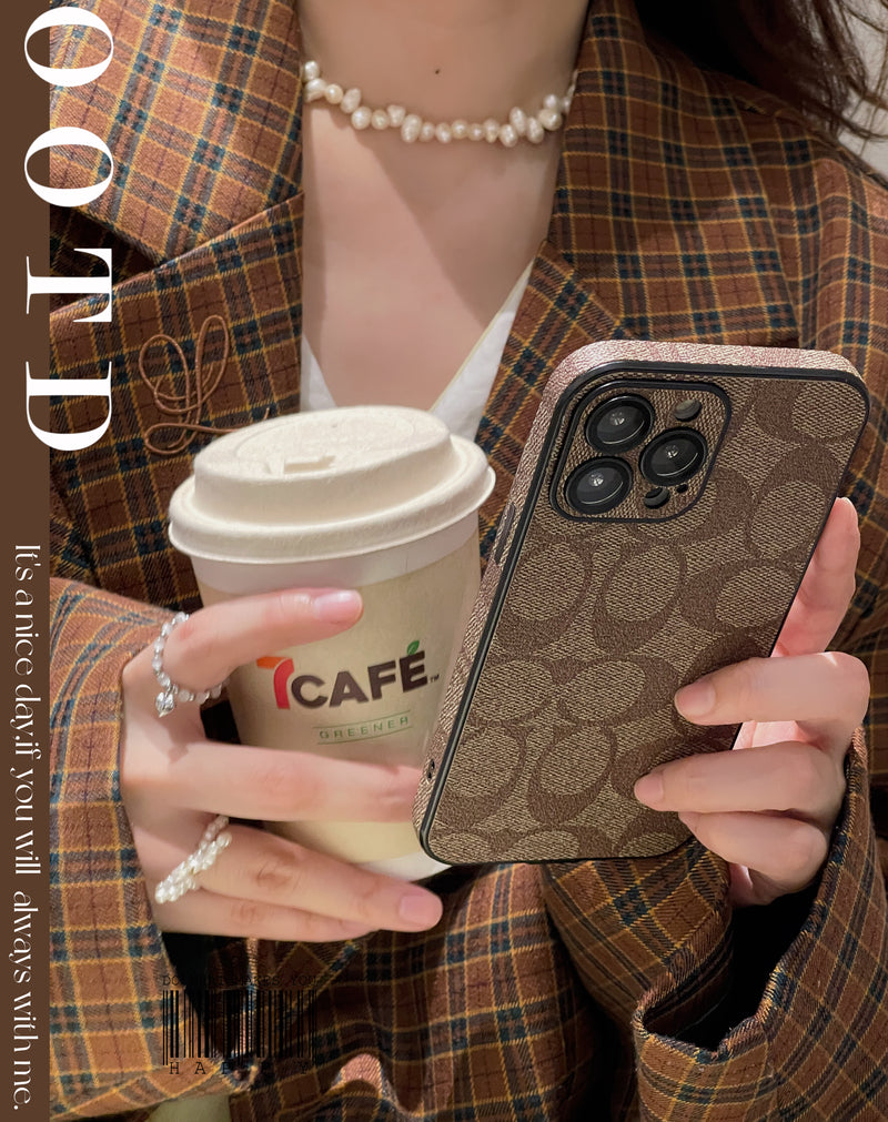 Kaffeebraune iPhone-Hülle mit feinem Kontrastmuster – Originalansicht 8