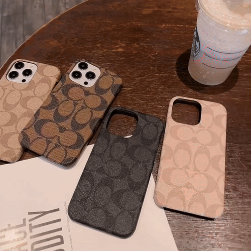 Braune iPhone-Hülle mit klassischer Musterstruktur – Originalansicht 8