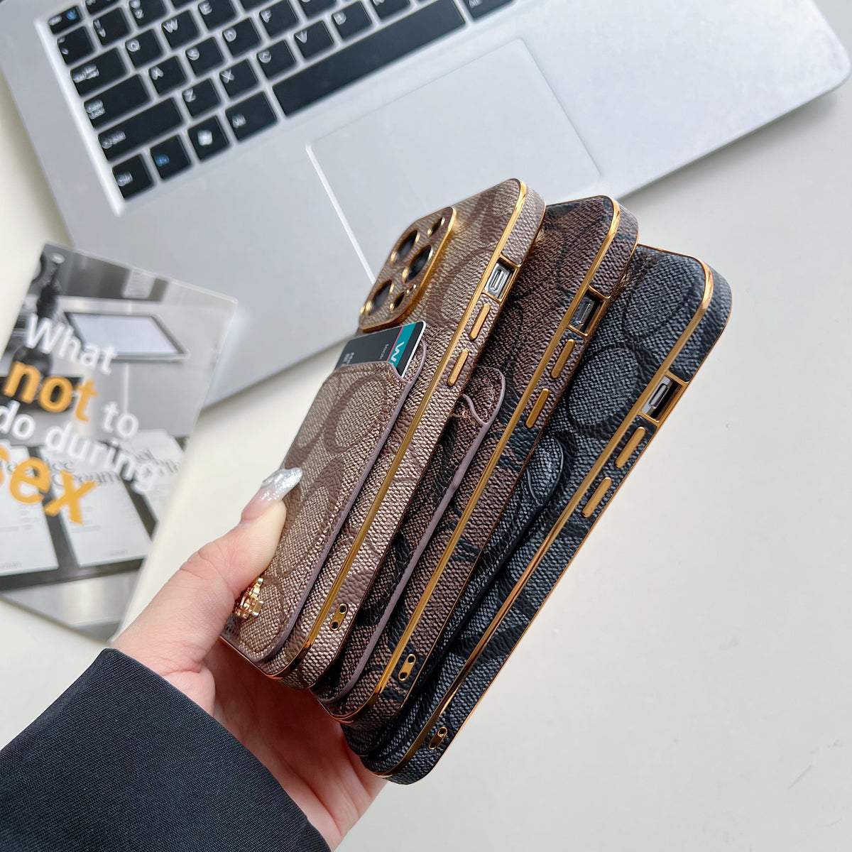 iPhone-Hülle mit Kartenhalter in warmem Kaffeebraun – Originalansicht 13