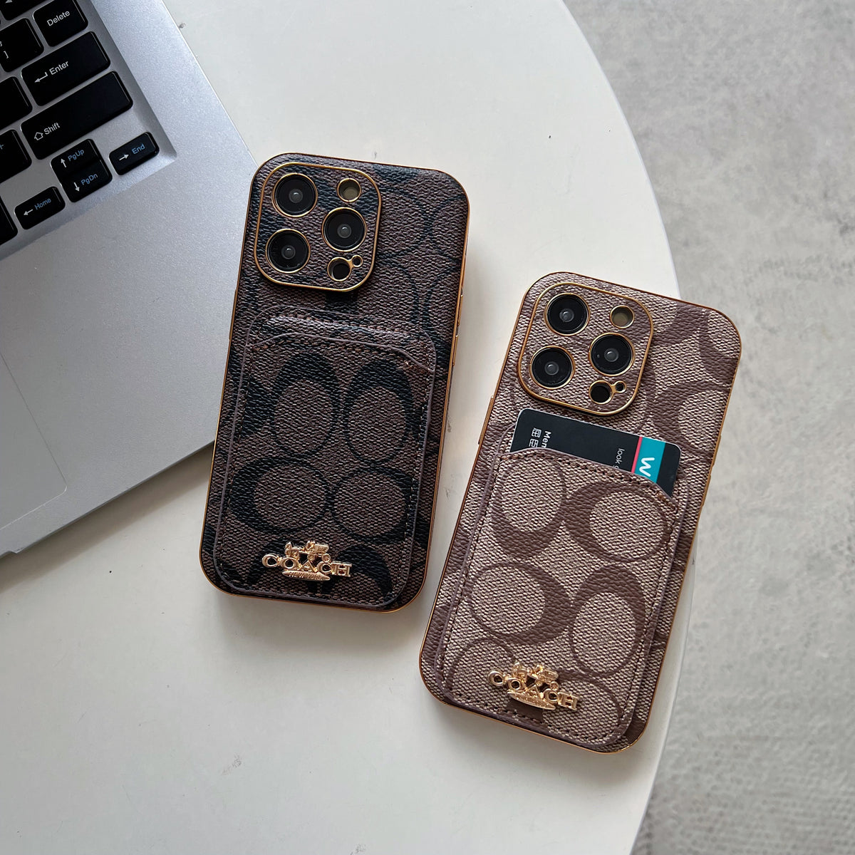 iPhone-Hülle mit Kartenhalter in warmem Kaffeebraun – Originalansicht 14