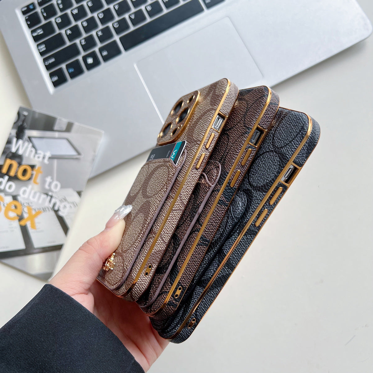 iPhone-Hülle mit Kartenhalter in warmem Kaffeebraun – Originalansicht 5