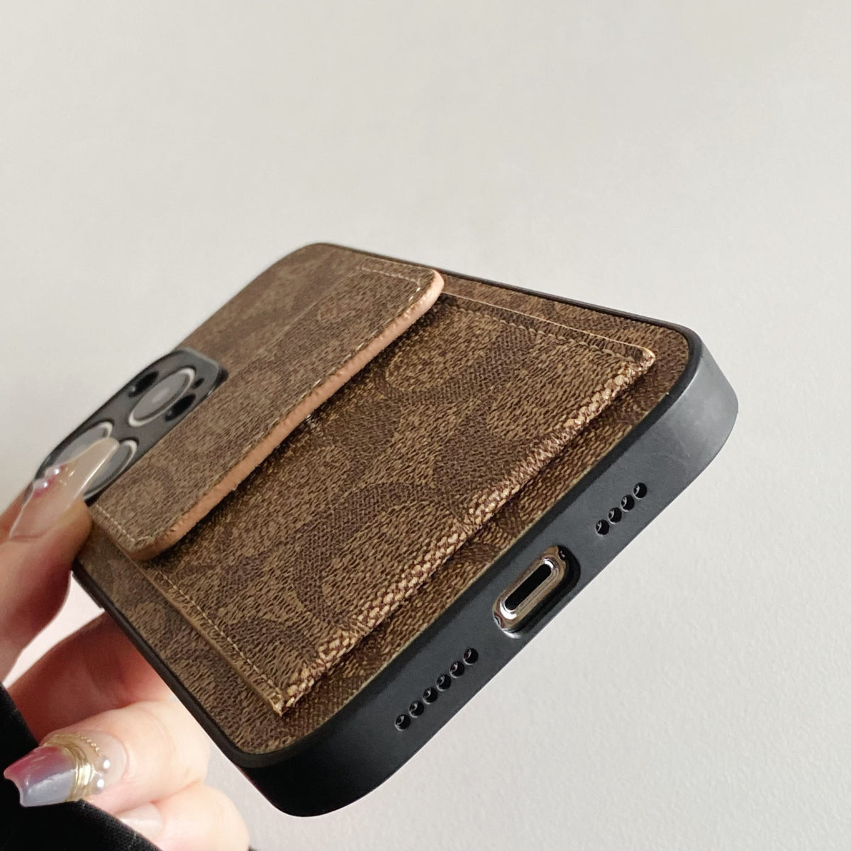 Hellbraune iPhone-Hülle mit Portemonnaie – Originalansicht 12