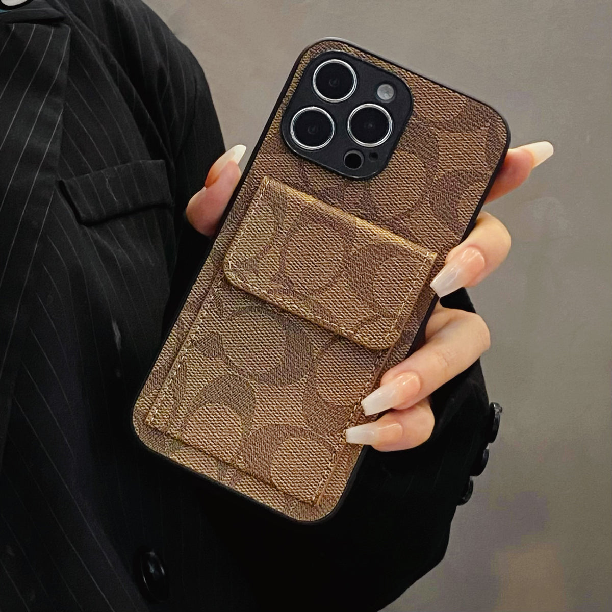 Hellbraune iPhone-Hülle mit Portemonnaie – Originalansicht 13