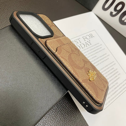 Kaffeebraune iPhone-Hülle mit rückseitigem Kartenhalter – Originalansicht 12