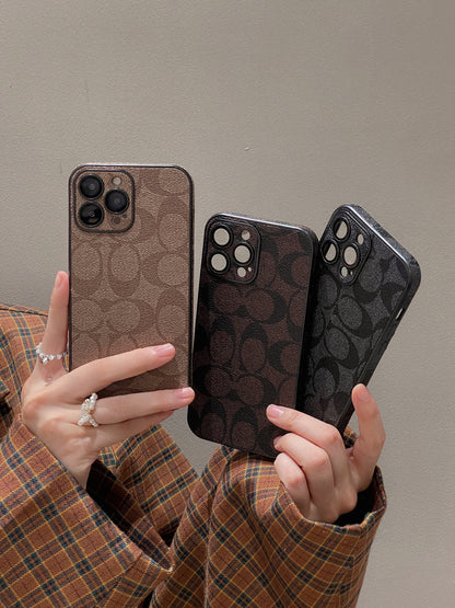 Schwarze iPhone-Hülle mit klassischem Muster – Originalansicht 11