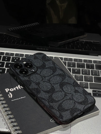 Schwarze iPhone-Hülle mit klassischem Muster – Originalansicht 12