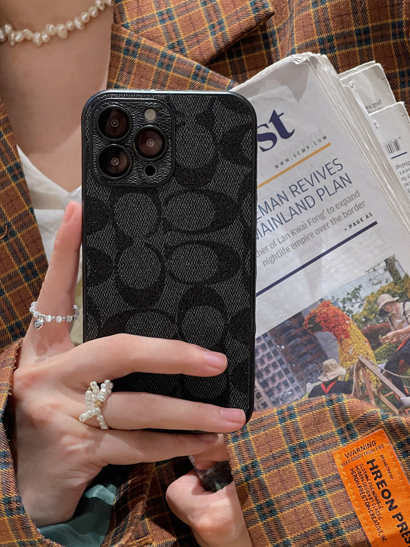 Schwarze iPhone-Hülle mit klassischem Muster – Originalansicht 3