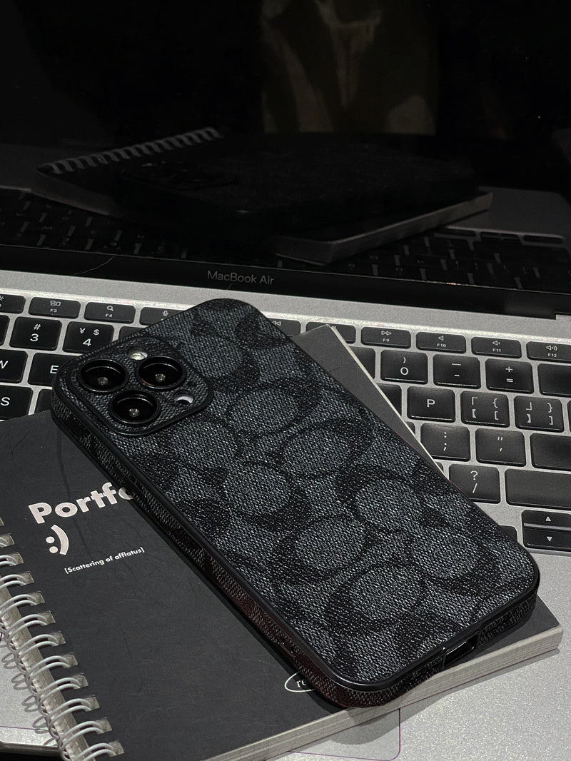 Schwarze iPhone-Hülle mit klassischem Muster – Originalansicht 6