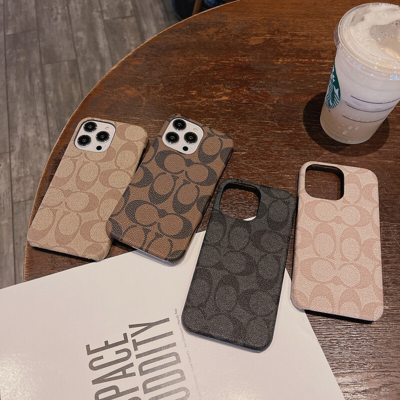 Kaffeebraune iPhone-Hülle mit traditioneller Musteroptik – Originalansicht 12