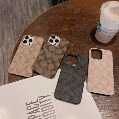 Kaffeebraune iPhone-Hülle mit traditioneller Musteroptik – Originalansicht 12