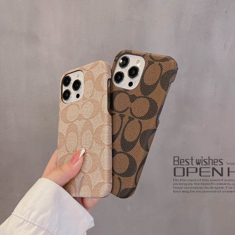 Kaffeebraune iPhone-Hülle mit traditioneller Musteroptik – Originalansicht 13