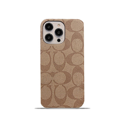 Kaffeebraune iPhone-Hülle mit traditioneller Musteroptik – Originalansicht 2