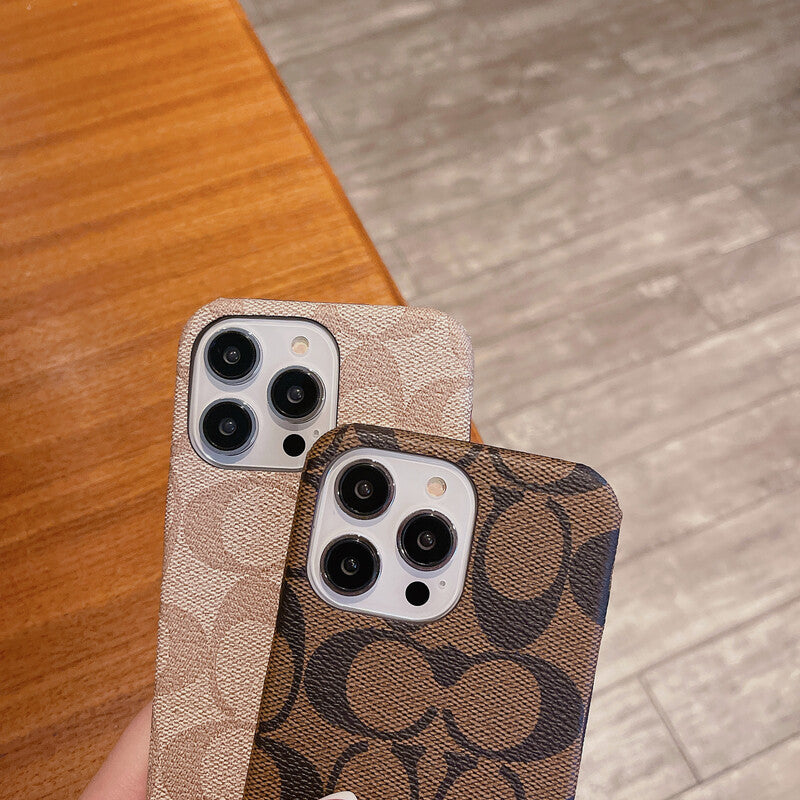 Kaffeebraune iPhone-Hülle mit traditioneller Musteroptik – Originalansicht 4