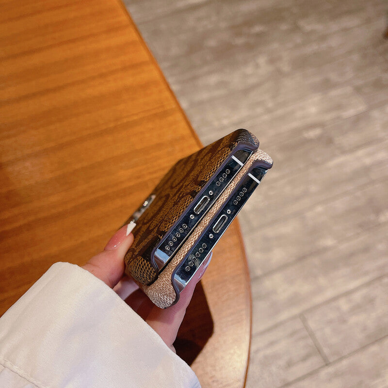 Kaffeebraune iPhone-Hülle mit traditioneller Musteroptik – Originalansicht 5
