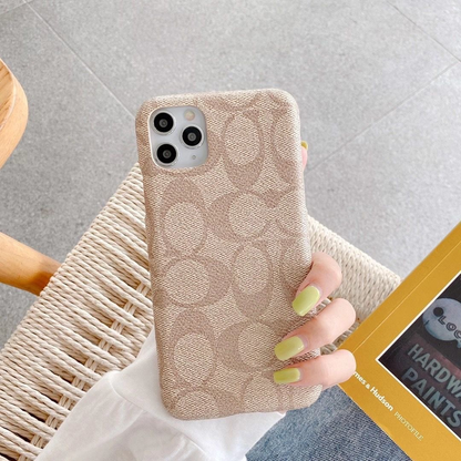 Kaffeebraune iPhone-Hülle mit traditioneller Musteroptik – Originalansicht 9