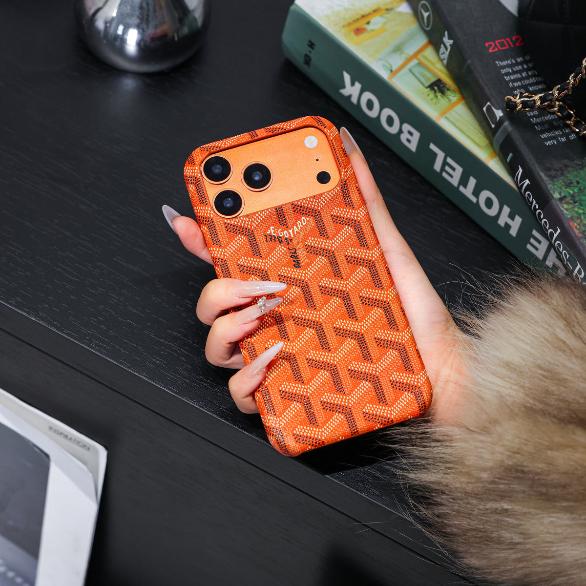 Strukturierte iPhone-Hülle in leuchtendem Orange – Originalansicht 12