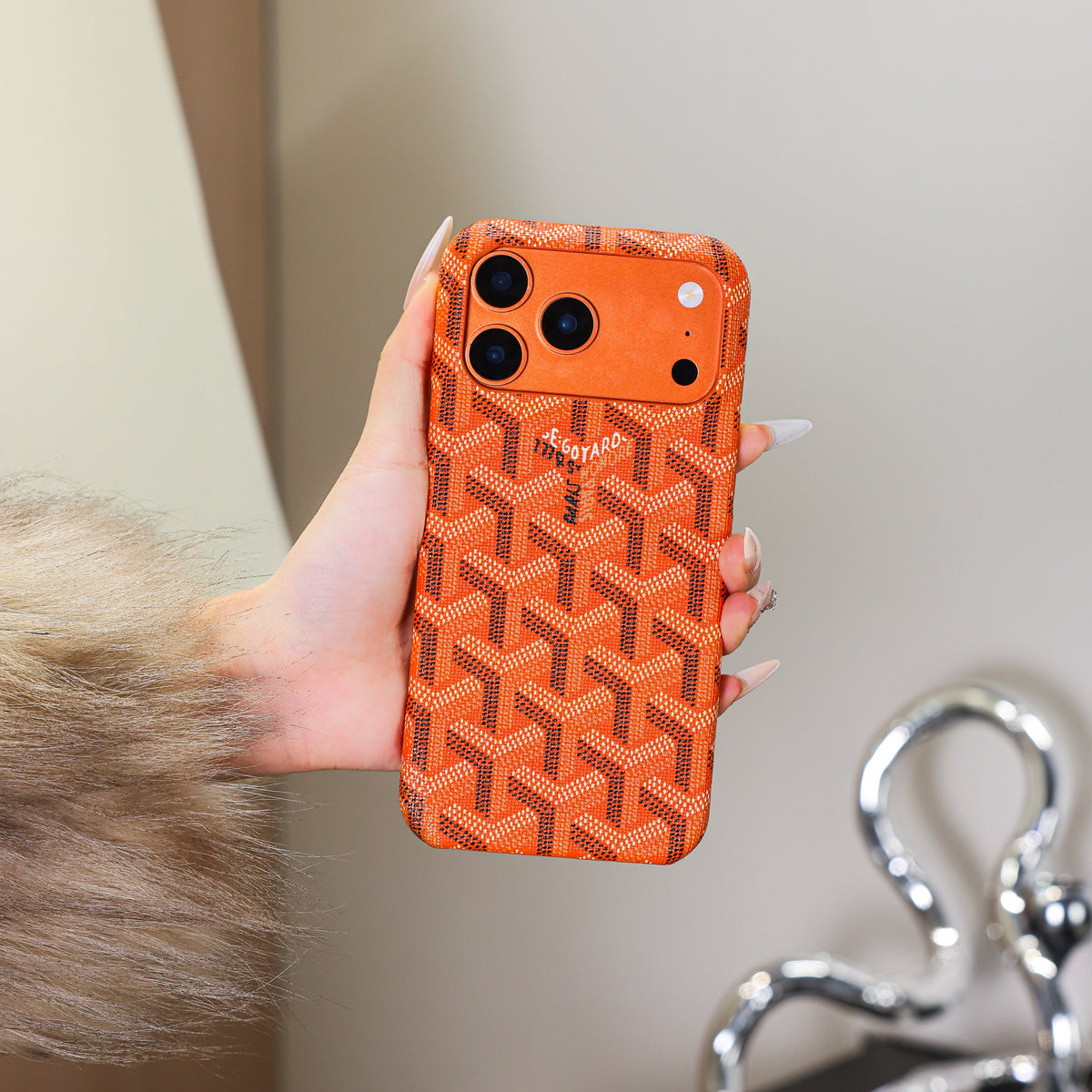 Strukturierte iPhone-Hülle in leuchtendem Orange – Originalansicht 2