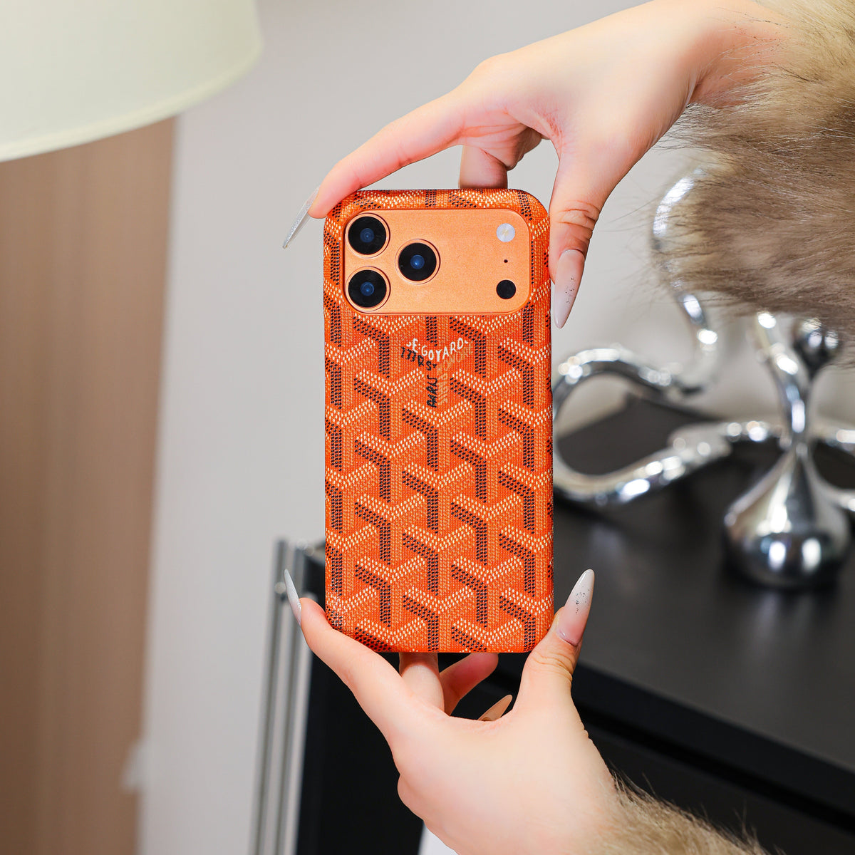 Strukturierte iPhone-Hülle in leuchtendem Orange – Originalansicht 3