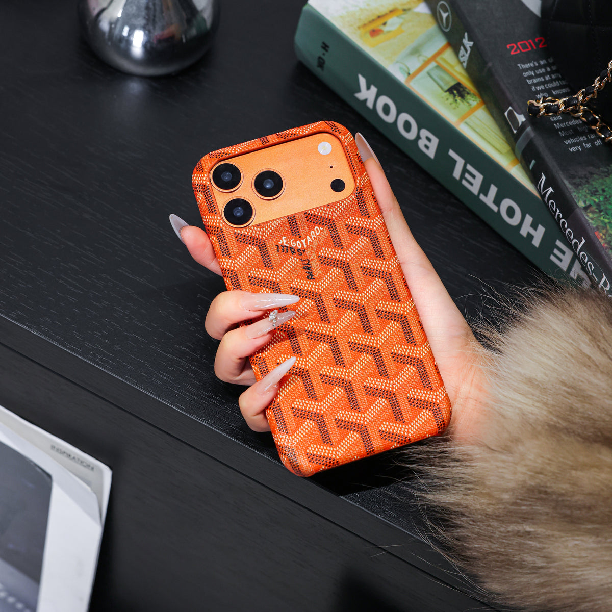 Strukturierte iPhone-Hülle in leuchtendem Orange – Originalansicht 4