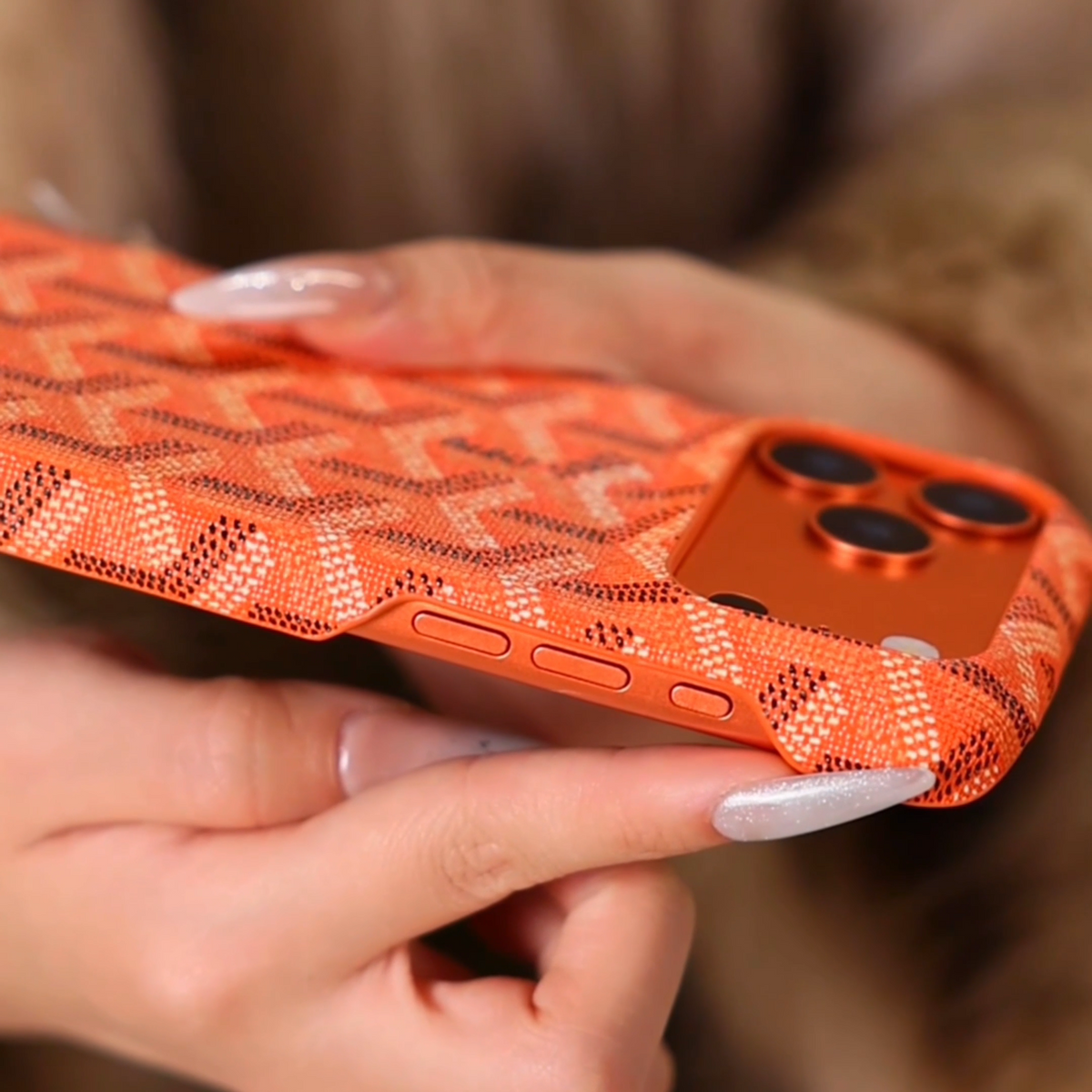 Strukturierte iPhone-Hülle in leuchtendem Orange – Originalansicht 7