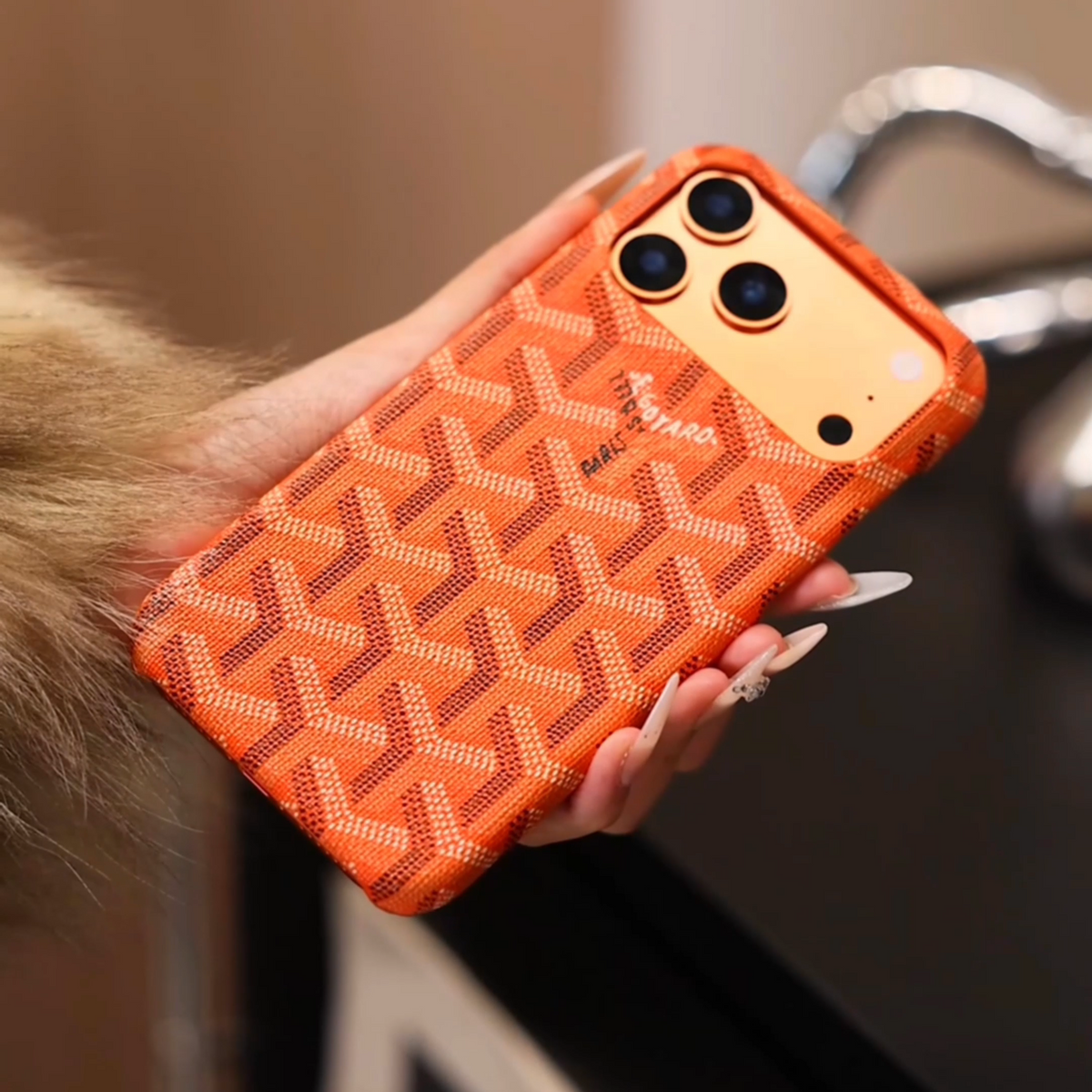 Strukturierte iPhone-Hülle in leuchtendem Orange – Originalansicht 9