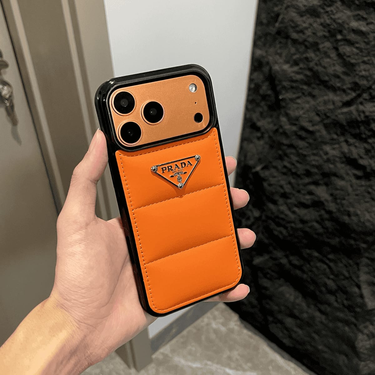Gesteppte iPhone-Hülle mit elegantem Rautenmuster – Originalansicht 1