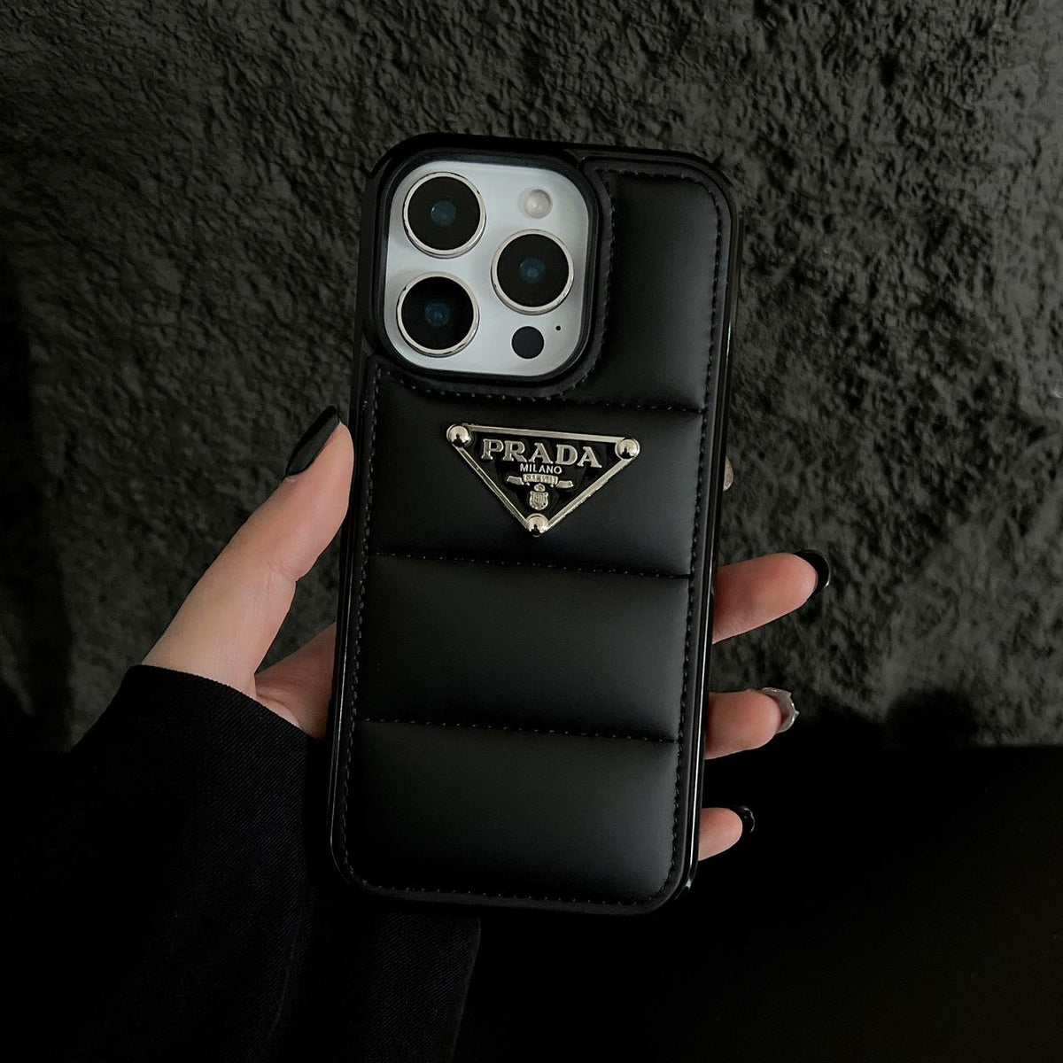 Gesteppte iPhone-Hülle mit elegantem Rautenmuster – Originalansicht 3