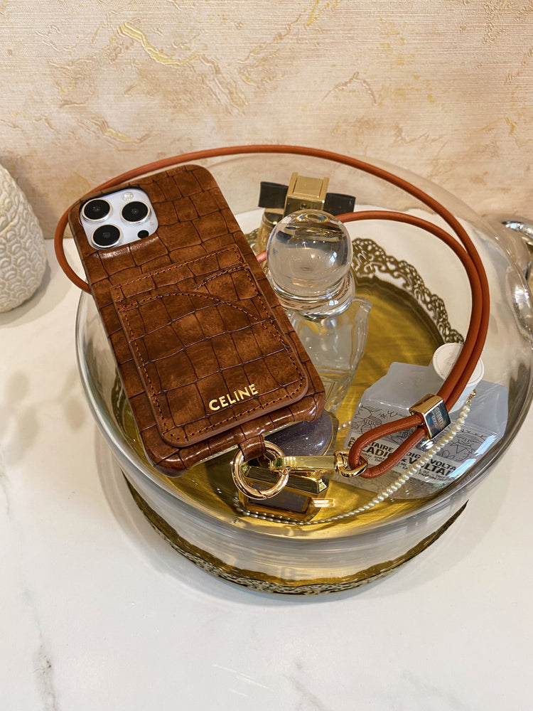 Braune iPhone-Hülle in Alligatoroptik mit Kartenfach – Originalansicht 12