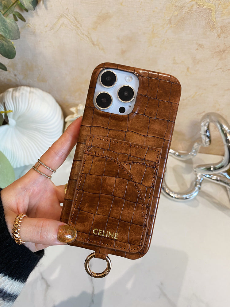 Braune iPhone-Hülle in Alligatoroptik mit Kartenfach – Originalansicht 3