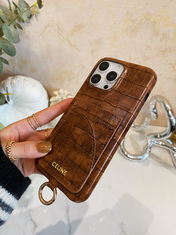 Braune iPhone-Hülle in Alligatoroptik mit Kartenfach – Originalansicht 4
