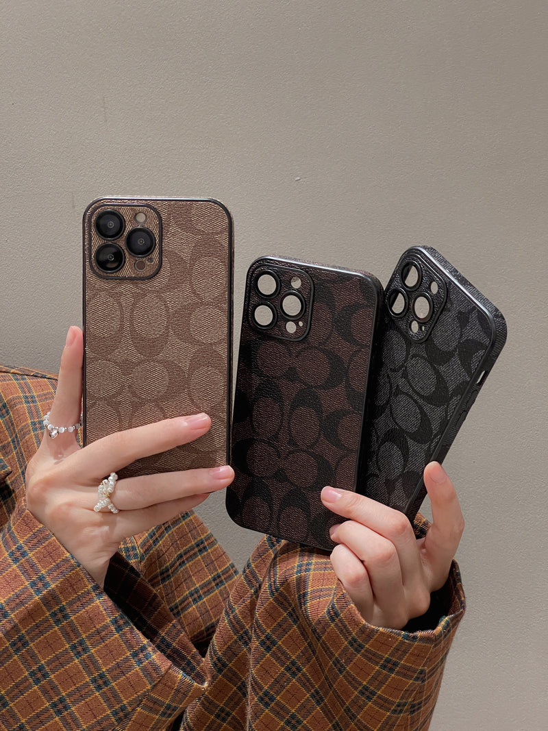 Braune iPhone-Hülle mit klassischem Allover-Muster – Originalansicht 11
