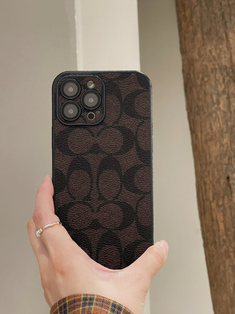 Braune iPhone-Hülle mit klassischem Allover-Muster – Originalansicht 3