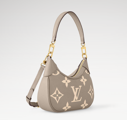 Mini-Hobo-Tasche in Taupe und Creme – Seitenansicht mit Schulterriemen