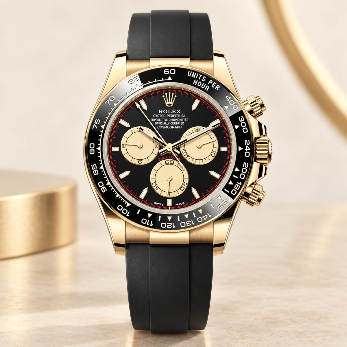 Noctis Chronograph, Frontansicht mit schwarzem Zifferblatt und goldfarbenen Totalisatoren