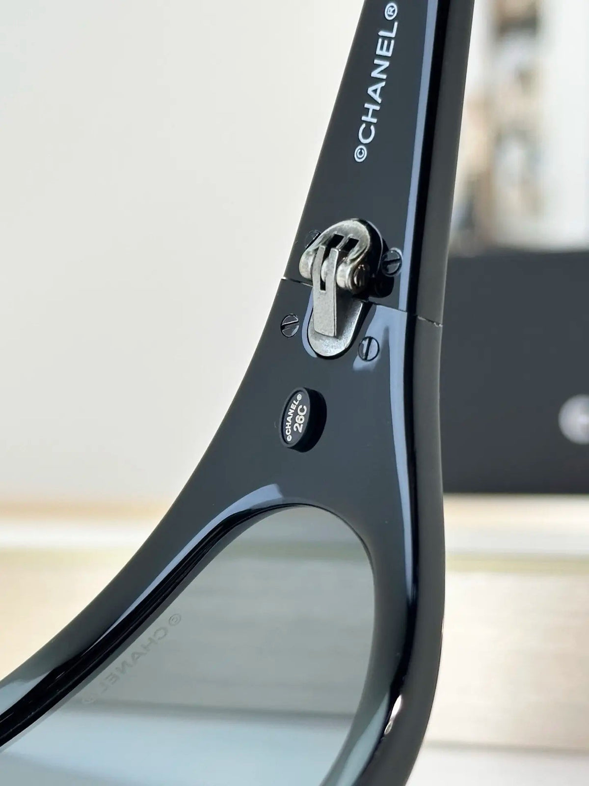 Schmale Retro-Sonnenbrille in Schwarz – Originalansicht