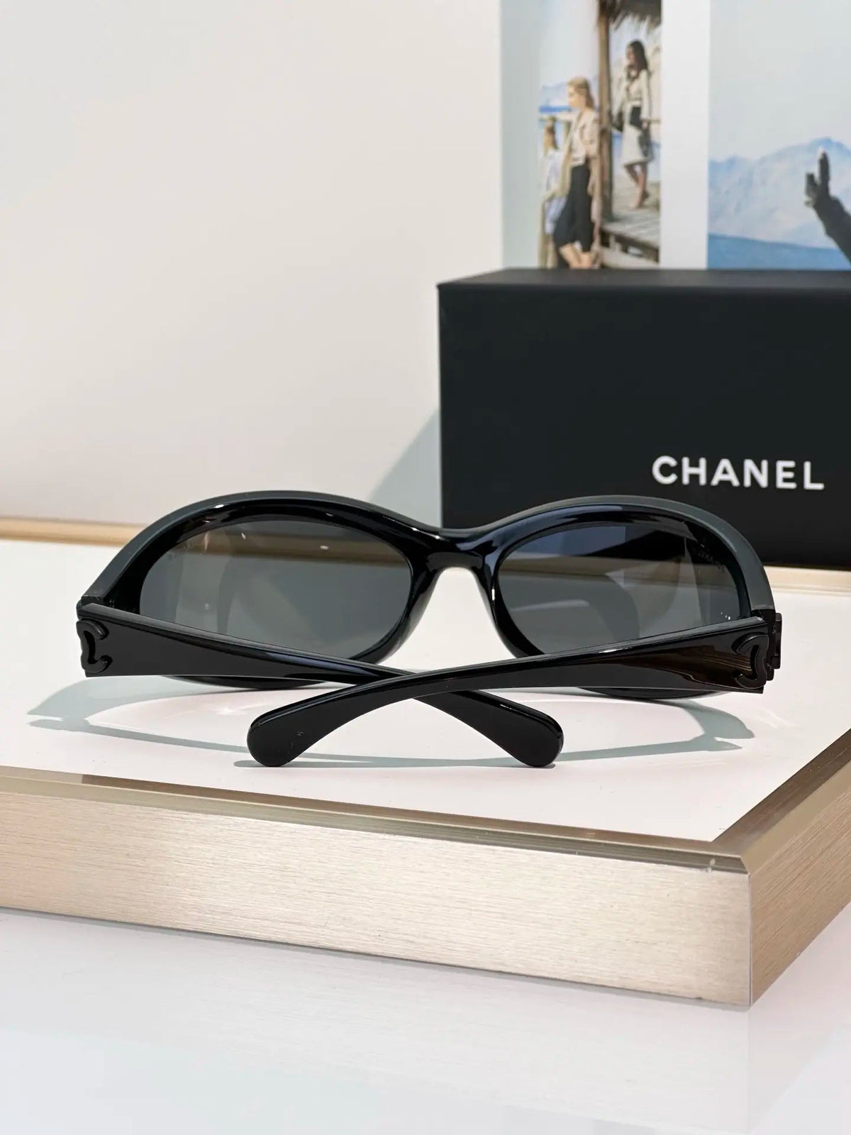 Schmale Retro-Sonnenbrille in Schwarz – Originalansicht