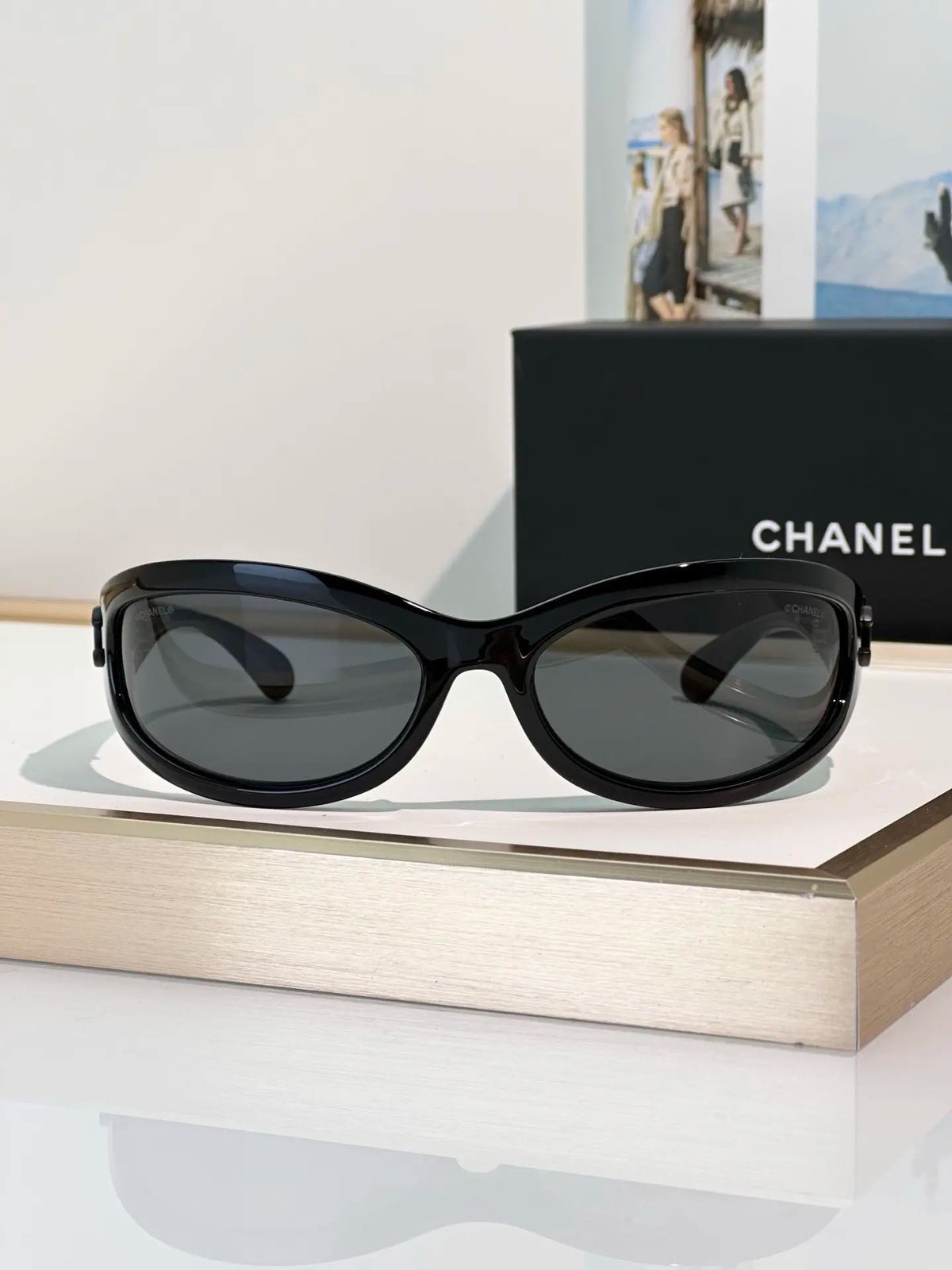 Schmale Retro-Sonnenbrille in Schwarz – Originalansicht