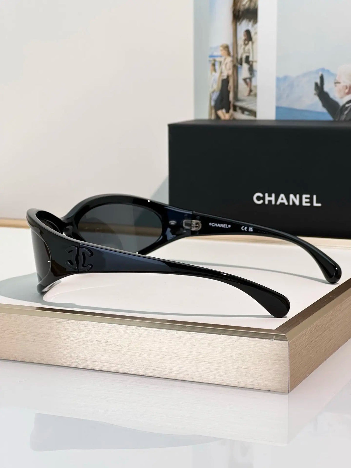 Schmale Retro-Sonnenbrille in Schwarz – Originalansicht