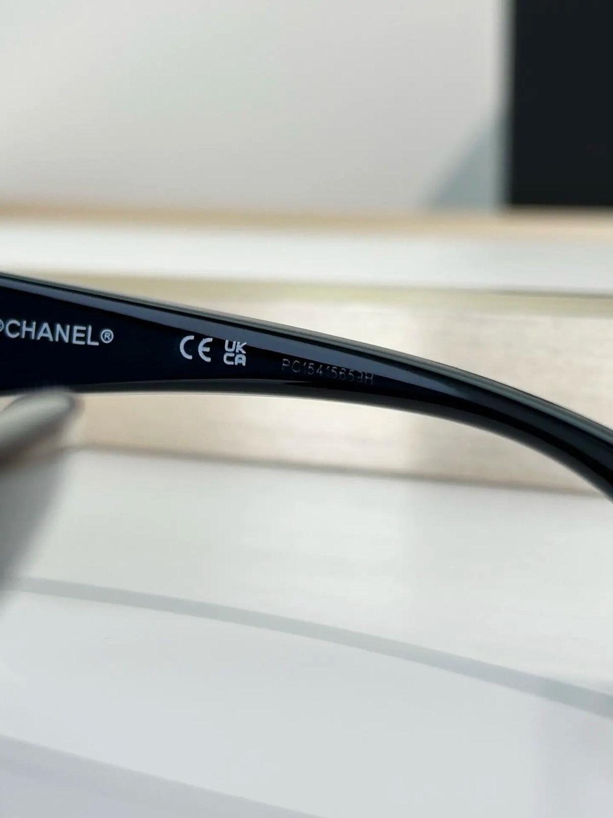 Schmale Retro-Sonnenbrille in Schwarz – Originalansicht