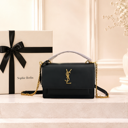 Strukturierte Leder-Schultertasche mit Goldkette – Luxusansicht
