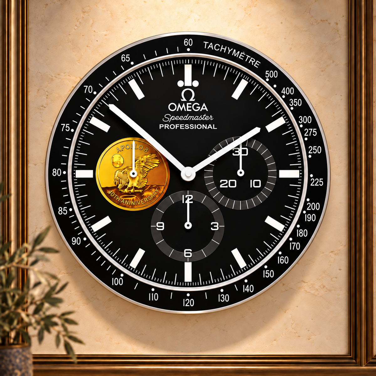 Omega Speedmaster Moonwatch 40 Jahre Gold – runde Frontansicht an heller Luxuswand