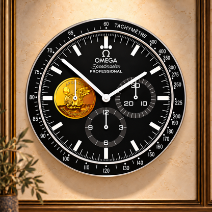 Omega Speedmaster Moonwatch 40 Jahre Gold – runde Frontansicht an heller Luxuswand