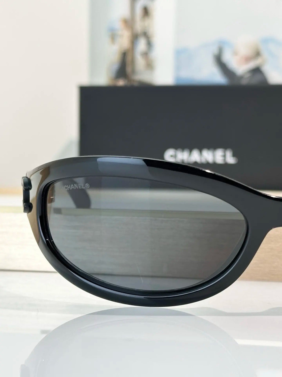 Schmale Retro-Sonnenbrille in Schwarz – Originalansicht