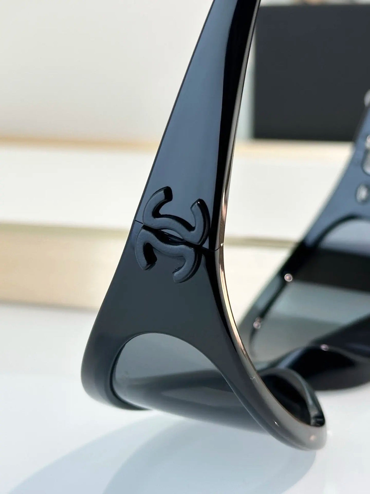 Schmale Retro-Sonnenbrille in Schwarz – Originalansicht