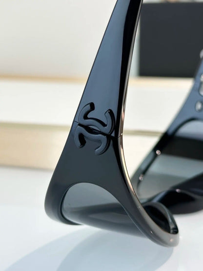Schmale Retro-Sonnenbrille in Schwarz – Originalansicht