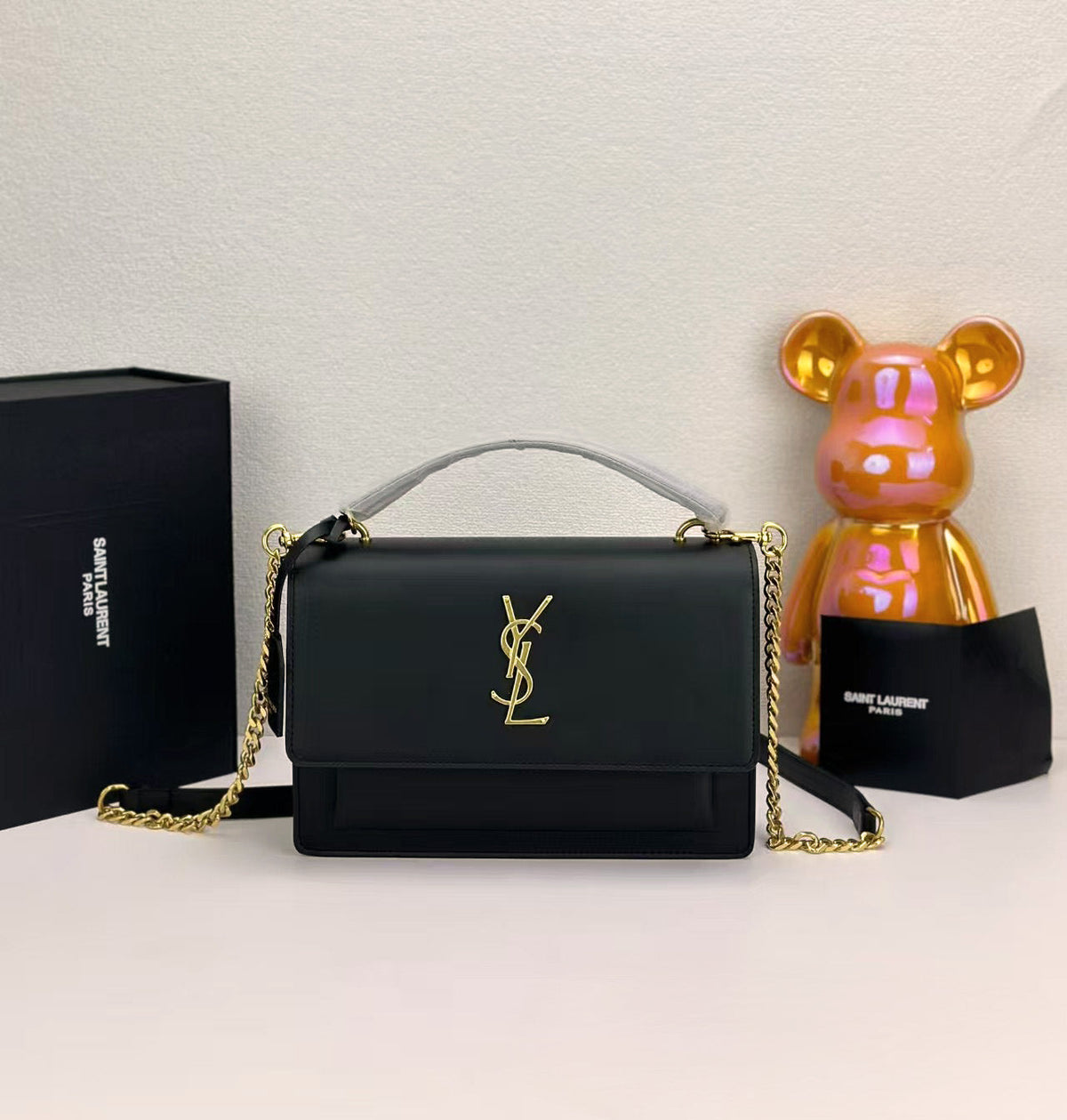 Strukturierte Leder-Schultertasche mit Goldkette – Foto 1