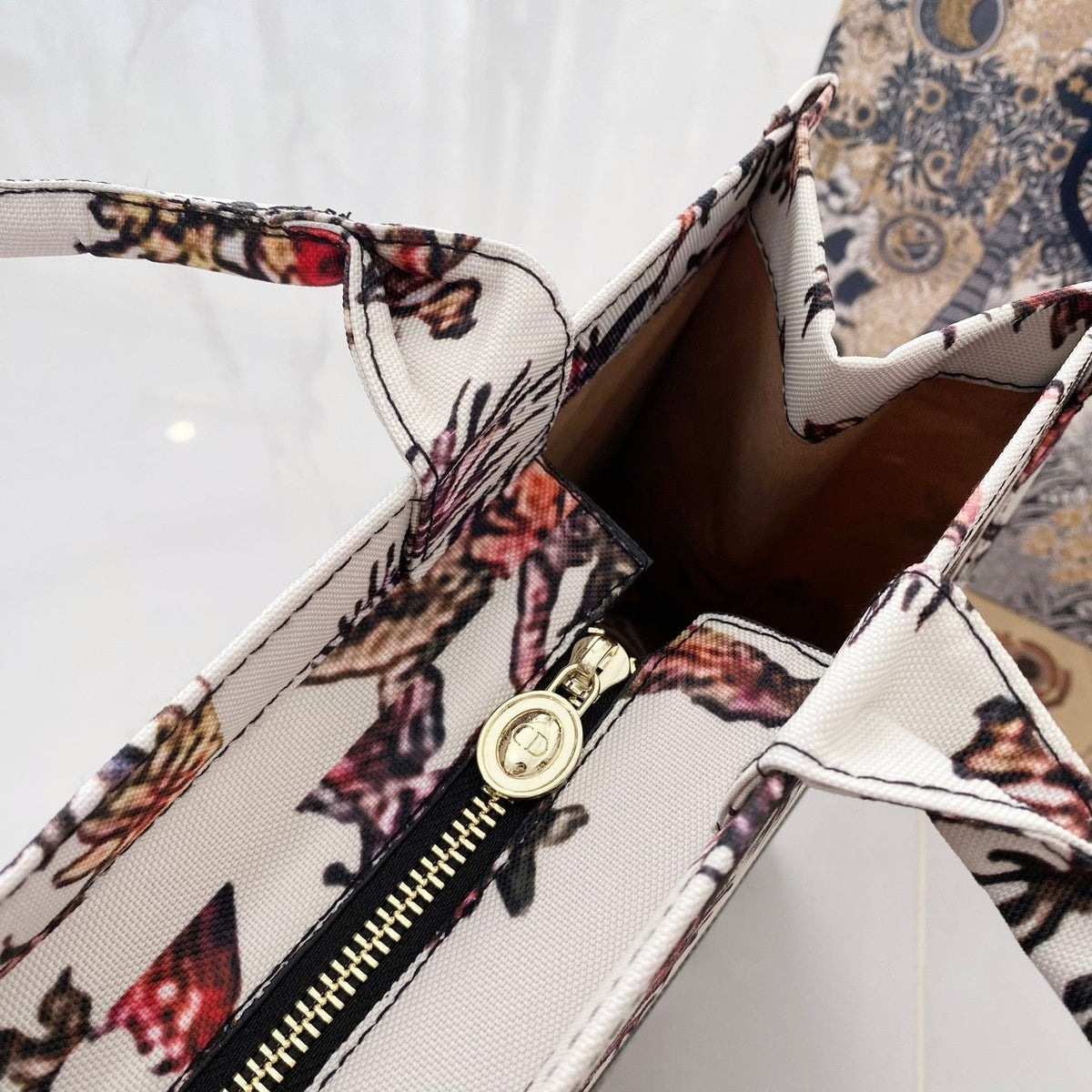 Elegante florale Leder-Handtasche