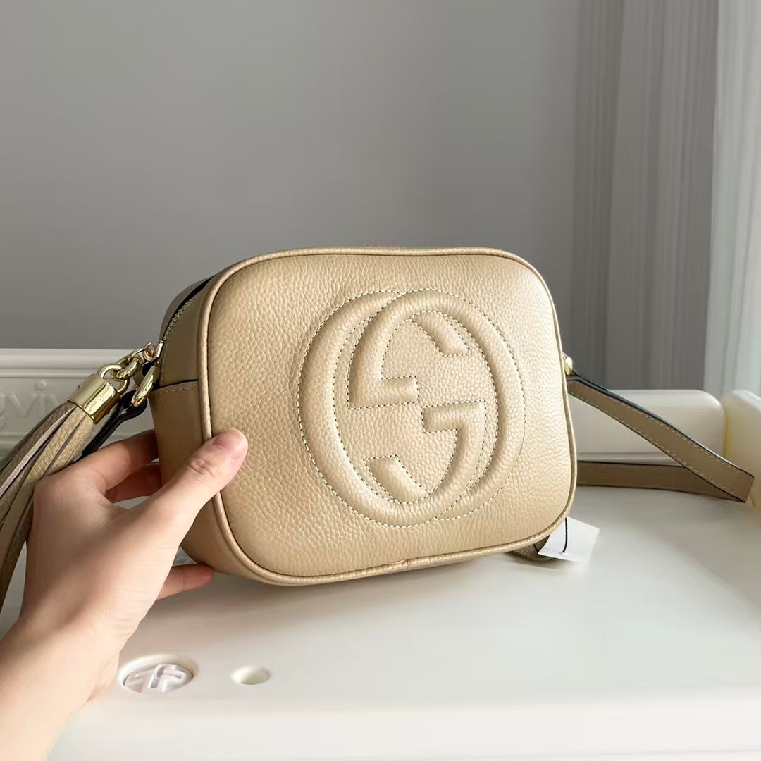 Strukturierte Crossbody-Tasche aus genarbtem Leder